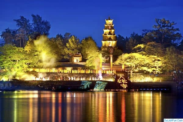 Alt: Chùa Thiên Mụ về đêm lung rực ánh đèn, tạo nên một vẻ đẹp huyền ảo