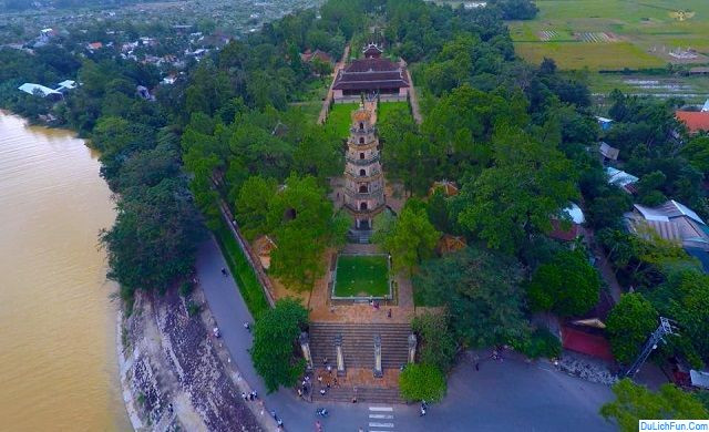 Alt: Đường đi đến chùa Thiên Mụ bằng đường bộ, với cảnh quan yên bình và xanh mát