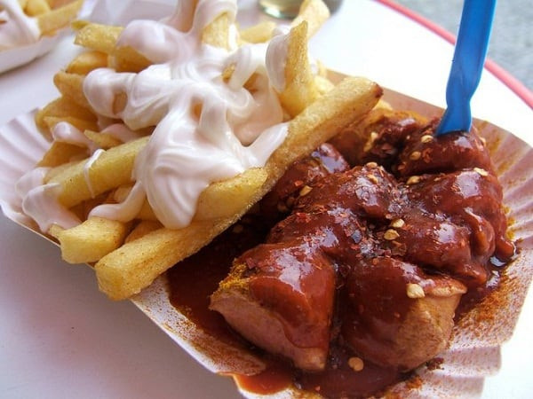 Alt: Hương vị đường phố Đức: Xúc xích thơm lừng, món ăn đường phố Đức không thể bỏ qua