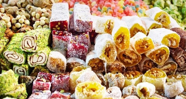 alt: Kẹo Lokum, món ăn truyền thống của Thổ Nhĩ Kỳ với nhiều màu sắc và hương vị khác nhau.