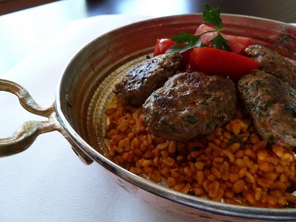 alt: Thịt viên Kofte, món ăn phổ biến và được yêu thích tại Thổ Nhĩ Kỳ.