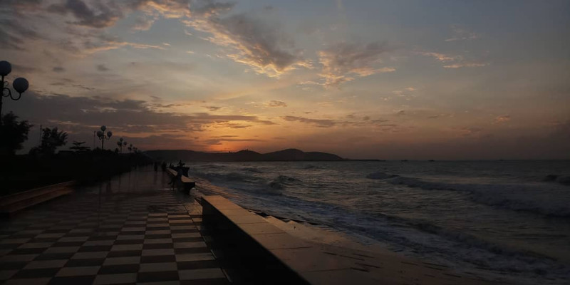 Biển Đồi Dương trong thời khắc hoàng hôn rực rỡ