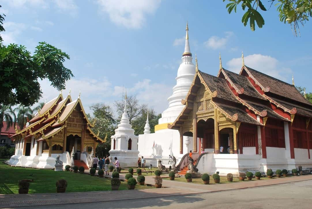 Chùa Wat Phra Singh với kiến trúc Lanna đặc trưng. Mái chùa uốn cong tinh xảo, lấp lánh dưới ánh nắng mặt trời.
