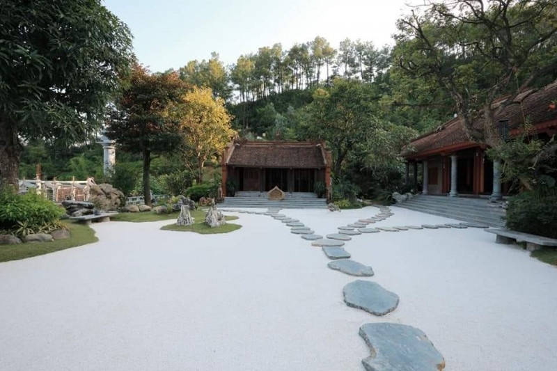 Con đường rải sỏi trắng tại chùa