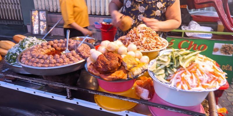 Thưởng Thức Bánh Mì Chờ Nổi Tiếng Phan Thiết