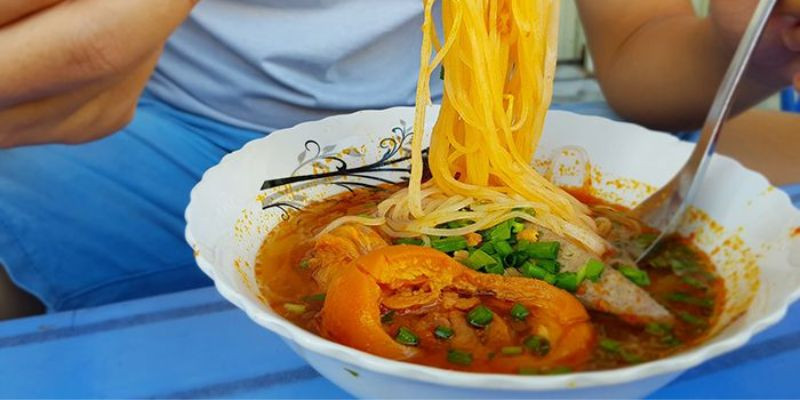 Khám phá các quán mì Quảng ngon nhất Phan Thiết.