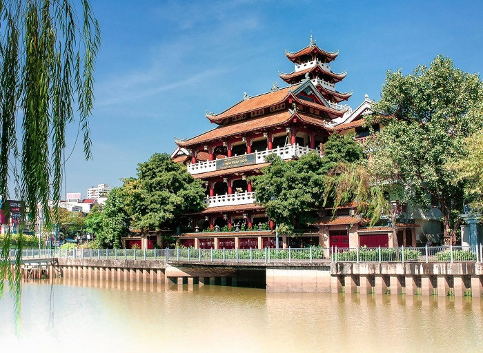 Không gian lung linh tại chùa Pháp Hoa, TPHCM