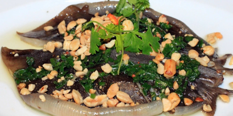 Khung cảnh thoáng đãng tại các quán ăn ven biển Phan Thiết