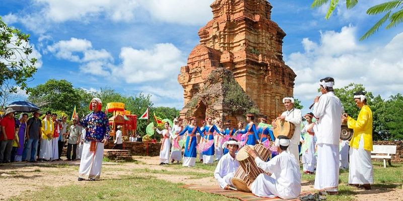 Nét rực rỡ trong lễ hội Kate tại tháp Poshanư