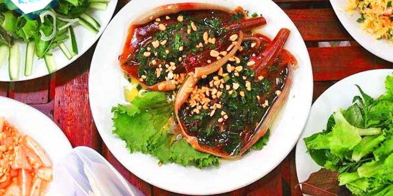 Thưởng thức Cá Lồi xối mỡ cùng nước mắm chua ngọt, đủ đầy hương vị