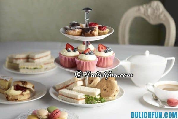 Trà chiều với bánh ngọt kiểu Anh.