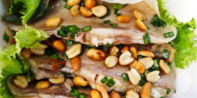 Từng lát cá lồi hấp thơm ngon hòa quyện cùng mỡ hành