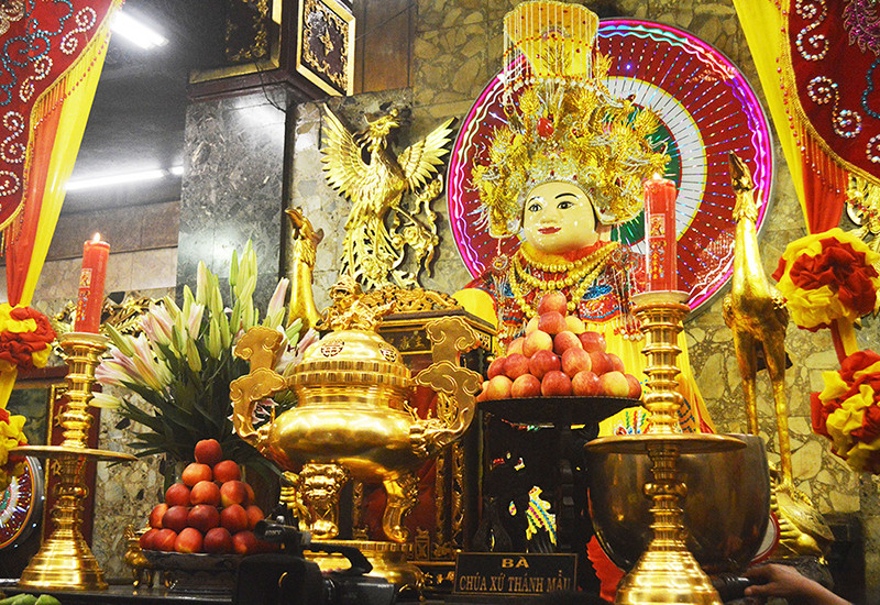 Tượng Bà Chúa Xứ tại Núi Sam, biểu tượng thiêng liêng của Chùa Bà Châu Đốc