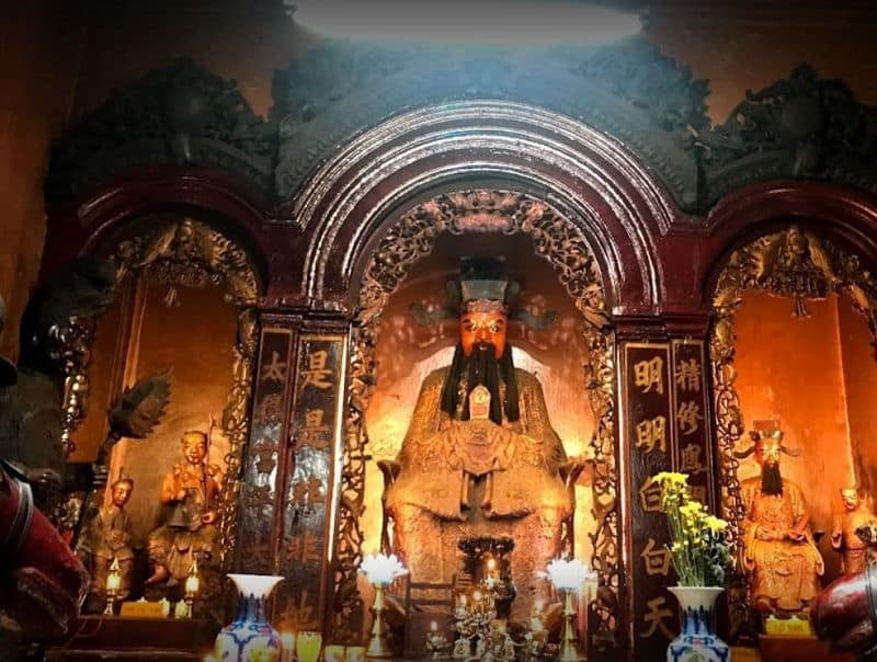 Tượng ông Tơ bà Nguyệt tại chùa Ngọc Hoàng